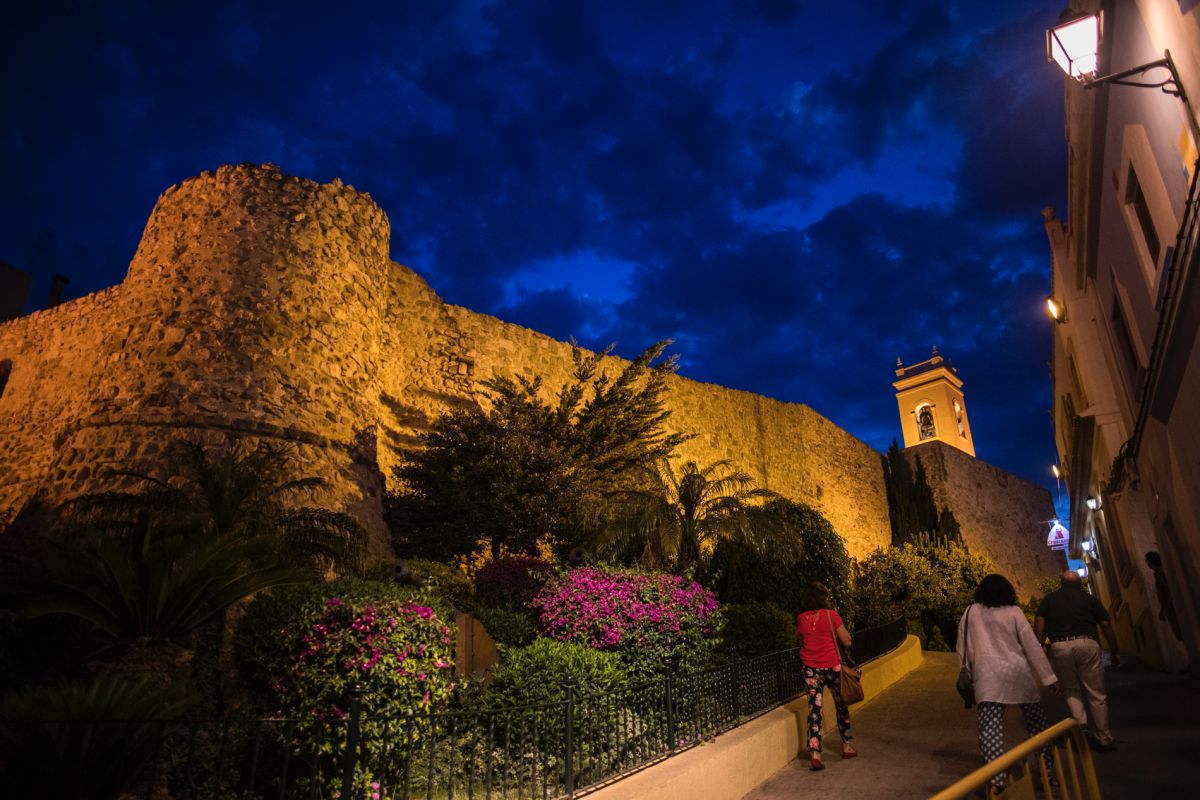 Vista de la muralla de Calpe con iluminación nocturna. Vista de la muralla de Calpe con iluminación nocturna.