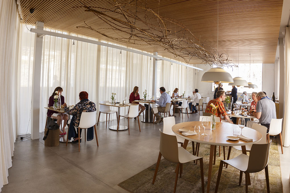 La sala del restaurante está decorada con elementos náuticos, en consonancia con el entorno del Real Club de Regatas. La sala del restaurante está decorada con elementos náuticos, en consonancia con el entorno del Real Club de Regatas.