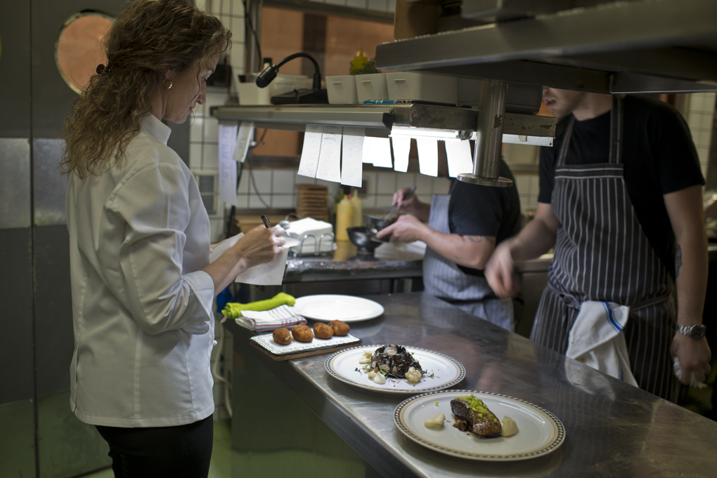 Ana, jefa de Sala, comprueba la comanda antes de que los platos salgan a la mesa. Ana, jefa de Sala, comprueba la comanda antes de que los platos salgan a la mesa.