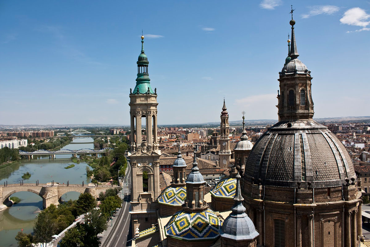 Vista de los puentes y de la ciudad desde la torre. Vista de los puentes y de la ciudad desde la torre.