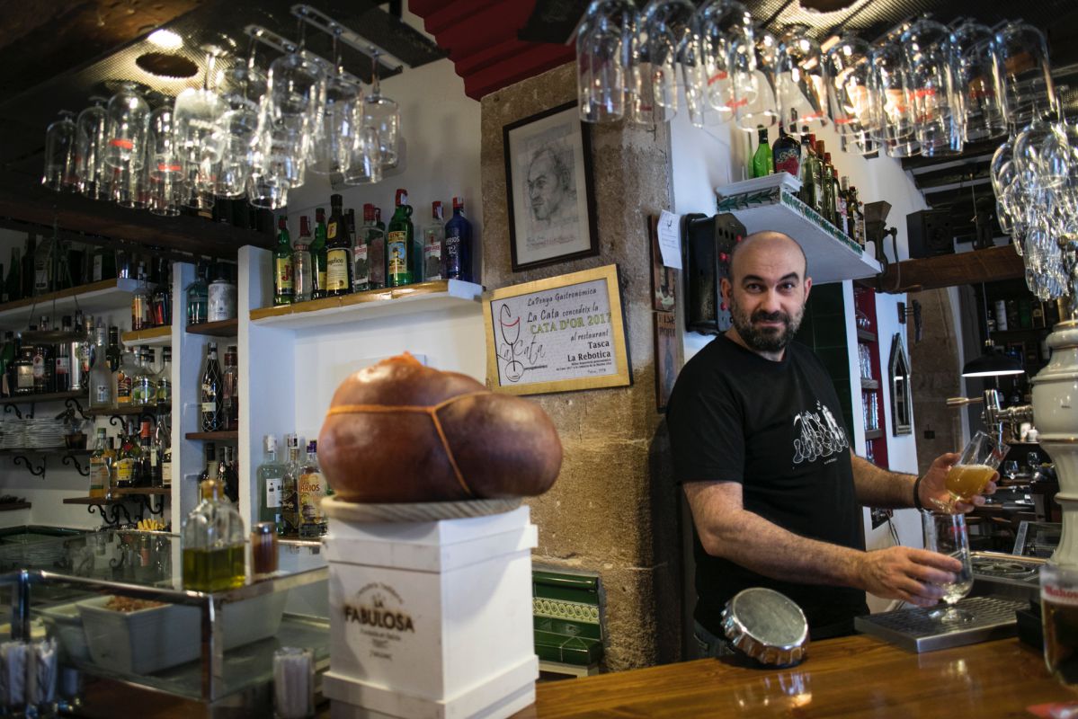 Jose, de 'La Rebotica', listo para recibir a la clientela. Jose, de 'La Rebotica', listo para recibir a la clientela.