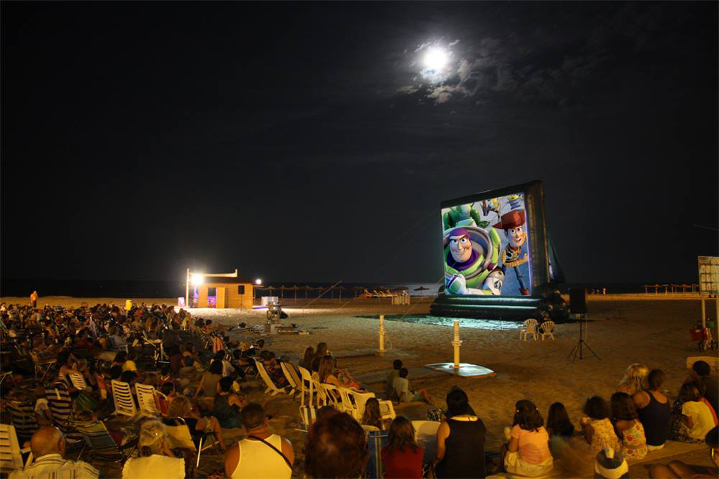 Buen cine a pie de mar. Foto: Platges València Turisme. Buen cine a pie de mar. Foto: Platges València Turisme.