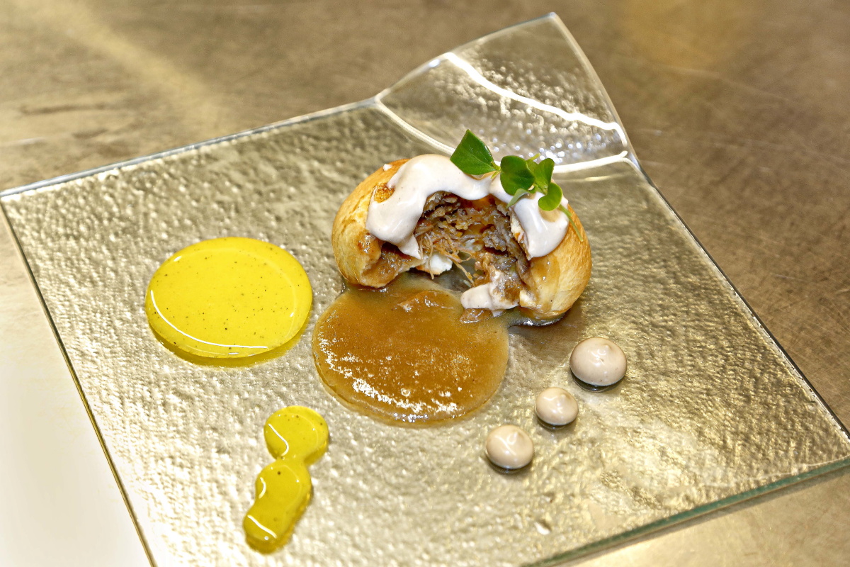 Hamburguesa de brioche de carrillera. Hamburguesa de brioche de carrillera.