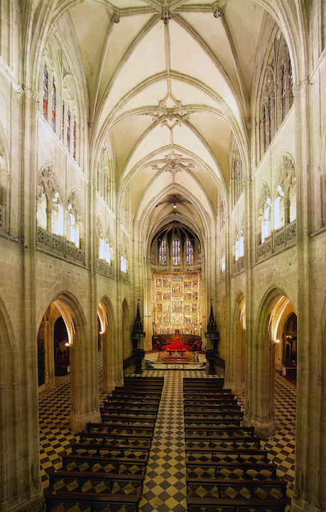 Vista de la nave central de la catedral de Oviedo. Vista de la nave central de la catedral de Oviedo.