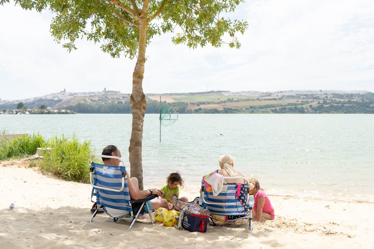 Para las familias, la pequeña playa de Arcos es un planazo. Para las familias, la pequeña playa de Arcos es un planazo.