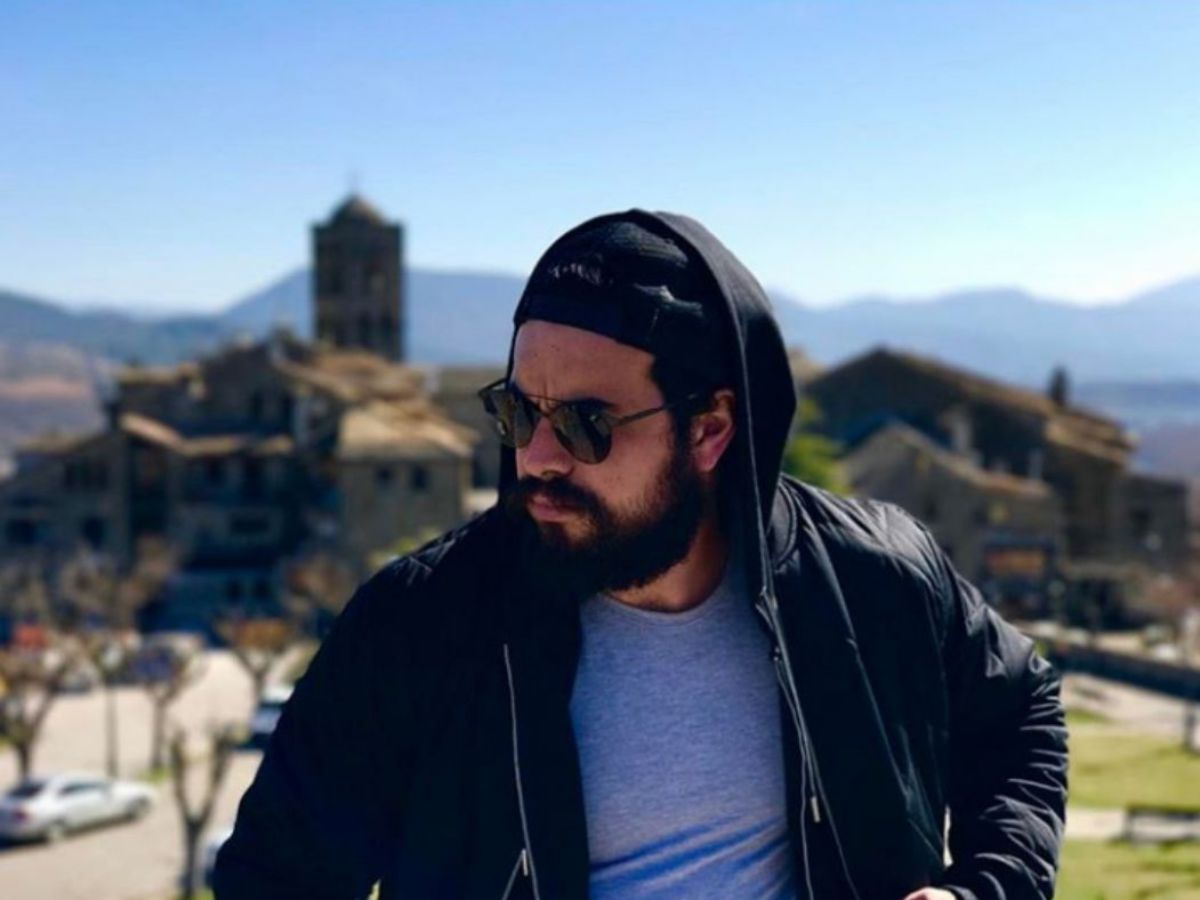 Con el pueblo de Aínsa de fondo, en la comarca oscense del Sobrarbe, durante una escena de 'Bajo la piel del lobo'. Con el pueblo de Aínsa de fondo, en la comarca oscense del Sobrarbe, durante una escena de 'Bajo la piel del lobo'.