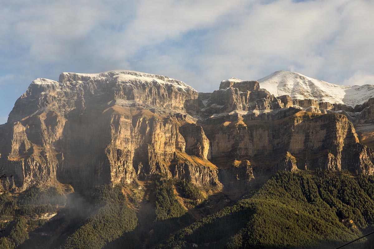El Mondarruego, el monte rojo que guarda las espaldas a Torla y esconde la Brecha de Roldán. El Mondarruego, el monte rojo que guarda las espaldas a Torla y esconde la Brecha de Roldán.