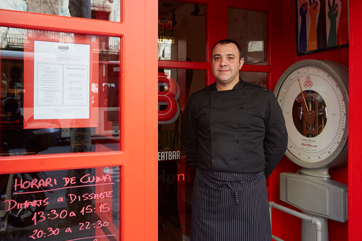 Dani Lechuga en la puerta de su restaurante carnívoro. Dani Lechuga en la puerta de su restaurante carnívoro.