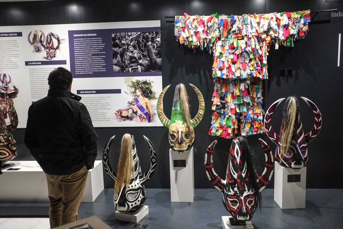 En el Museo se expone el traje, que lleva más de 3.000 cintas de colores. En el Museo se expone el traje, que lleva más de 3.000 cintas de colores.