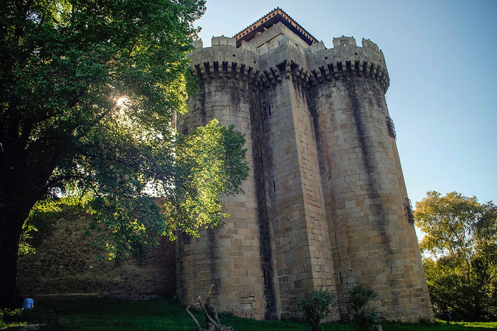 El castillo de la villa recibe a los visitantes. El castillo de la villa recibe a los visitantes.