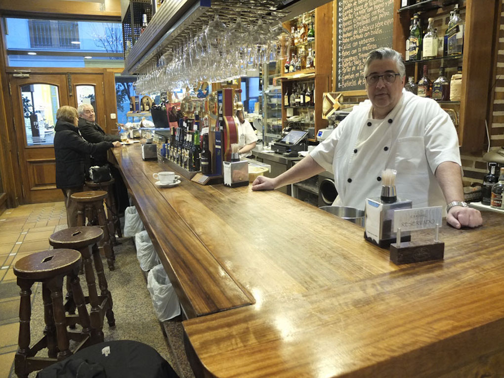 Antonio García Pino tras la barra de su restaurante. Foto: Javier Díaz. Antonio García Pino tras la barra de su restaurante. Foto: Javier Díaz.