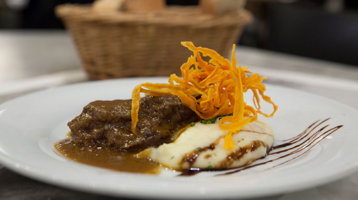 Carrilleras estofadas de cerdo ibérico con puré de patata y puerro frito. Carrilleras estofadas de cerdo ibérico con puré de patata y puerro frito.