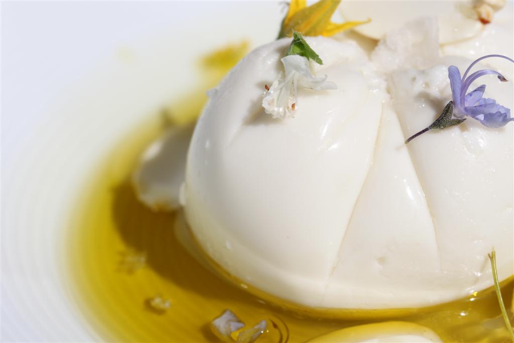 Queso fresco de leche de almendras, aceite de oliva virgen e hidromiel. Queso fresco de leche de almendras, aceite de oliva virgen e hidromiel.