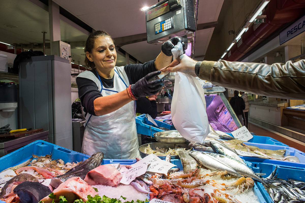 La pescadera Amparo vende el producto, como en otros puestos, que luego te preparan en el bar. La pescadera Amparo vende el producto, como en otros puestos, que luego te preparan en el bar.