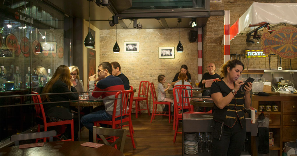 'Tickets' es un lugar estupendo para ir con amigos o familia. 'Tickets' es un lugar estupendo para ir con amigos o familia.