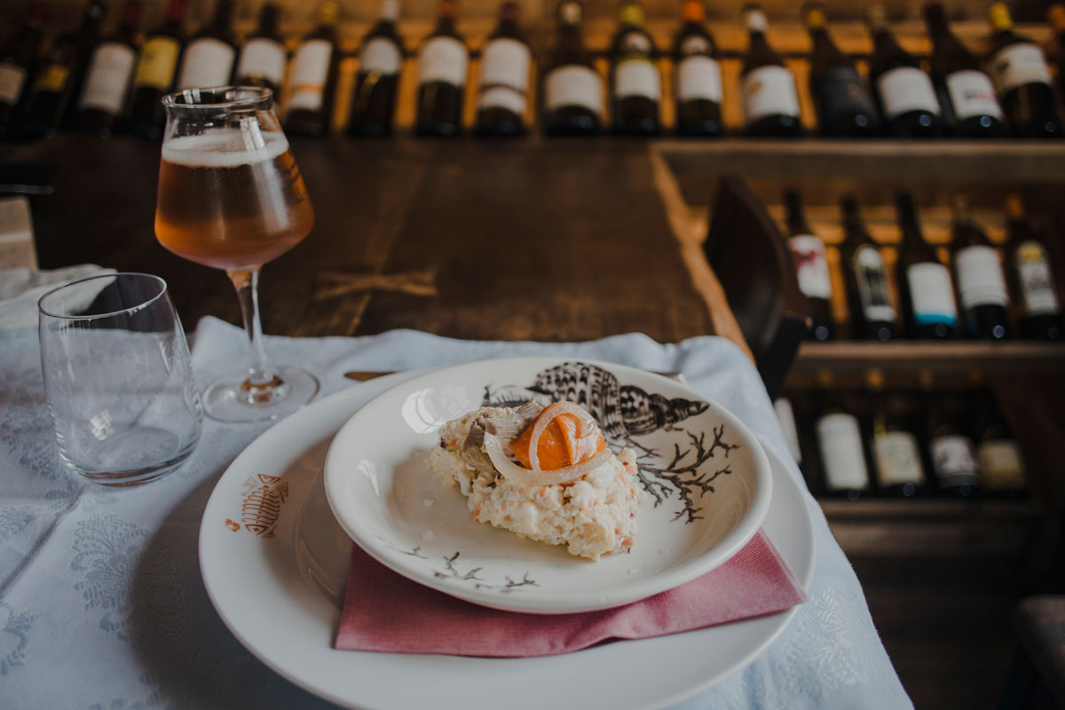 La cremosa ensaladilla de papa negra. La cremosa ensaladilla de papa negra.