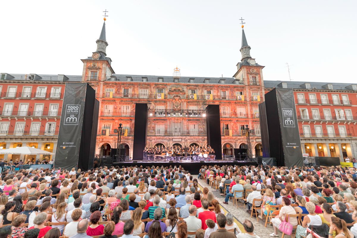 Un momento de la actuación del Coro Nacional de España en la Plaza Mayor. Foto: Veranos de la Villa. Un momento de la actuación del Coro Nacional de España en la Plaza Mayor. Foto: Veranos de la Villa.