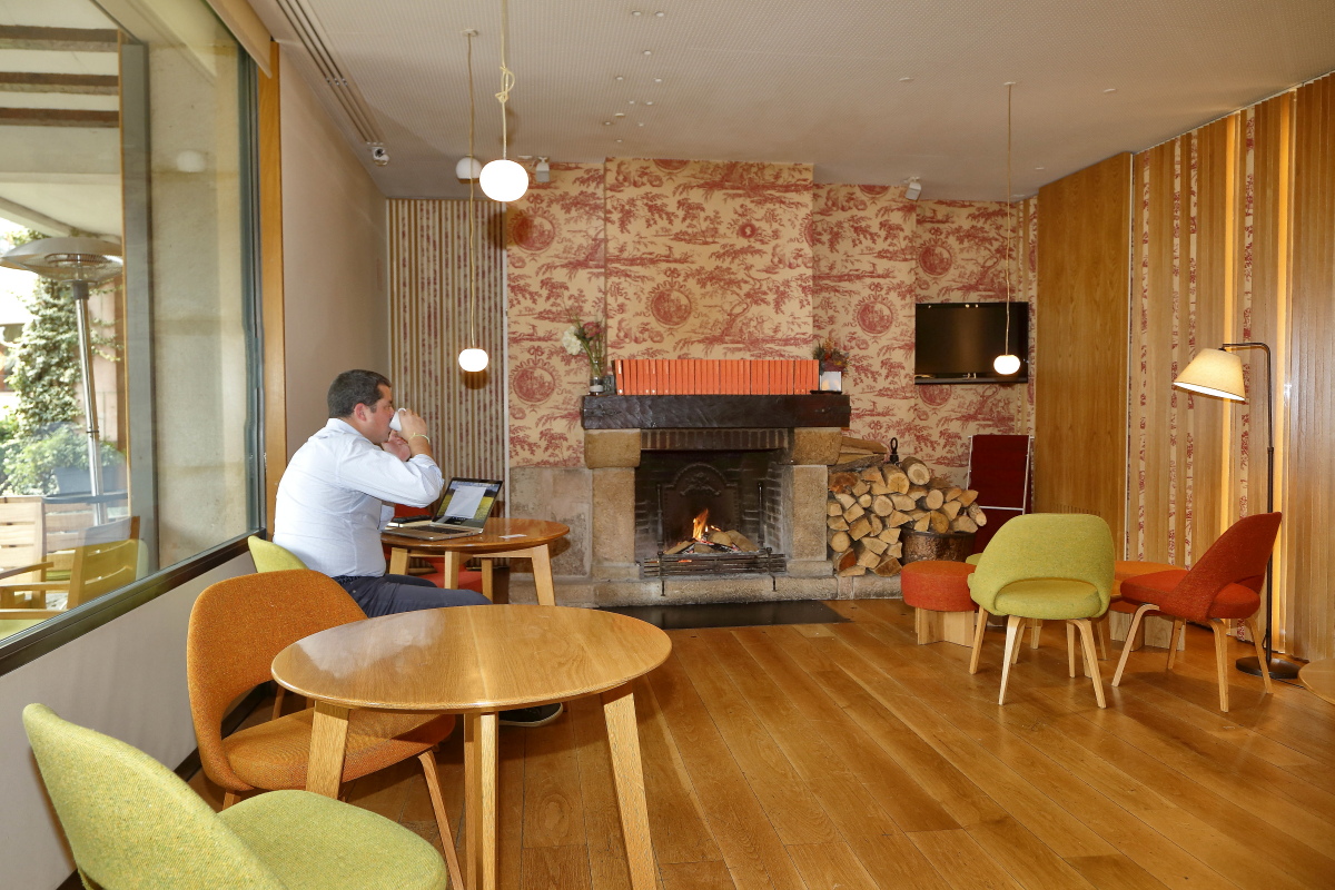 Hotel Echaurren. Saloncito con chimenea en la recepción. Hotel Echaurren. Saloncito con chimenea en la recepción.
