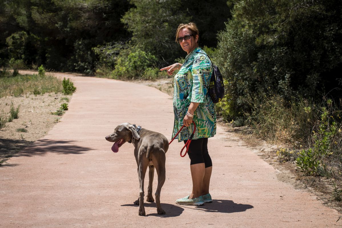 Una mujer pasea junto a su perro por la Dehesa de El Saler (Parque Natural de La Albufera, Valencia). Una mujer pasea junto a su perro por la Dehesa de El Saler (Parque Natural de La Albufera, Valencia).