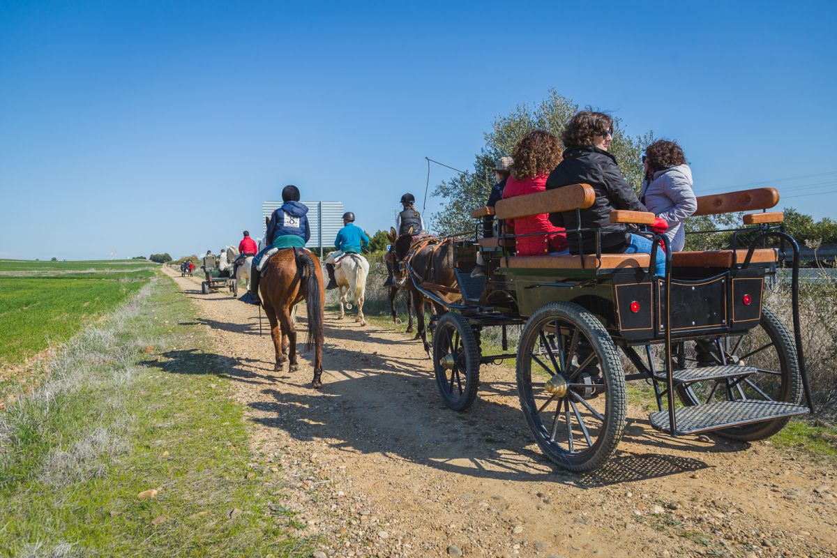 El primer tramo va por una pista de tierra paralela a la carretera. El primer tramo va por una pista de tierra paralela a la carretera.