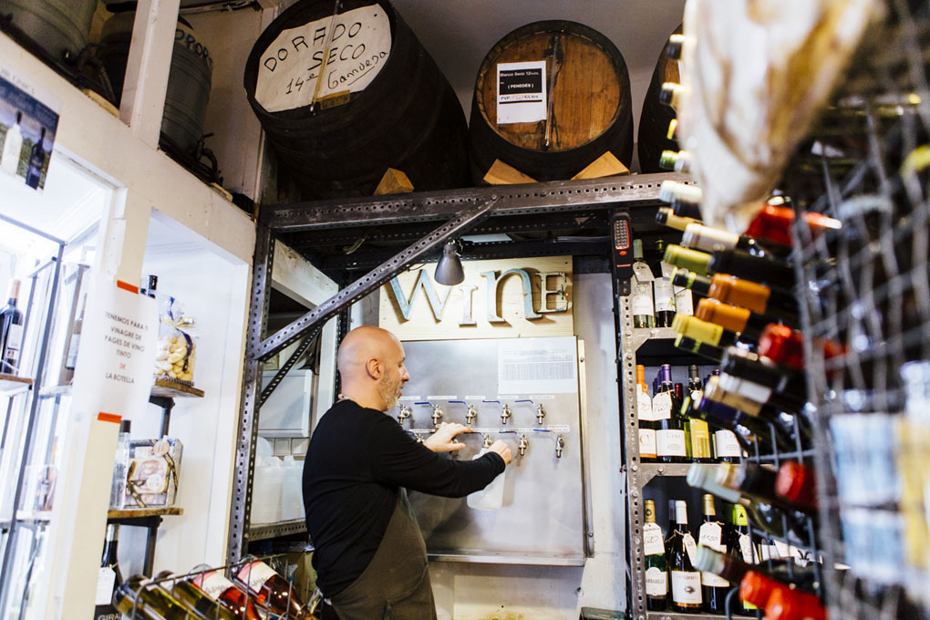 Los grifos de la bodega 'Artós'. Los grifos de la bodega 'Artós'.