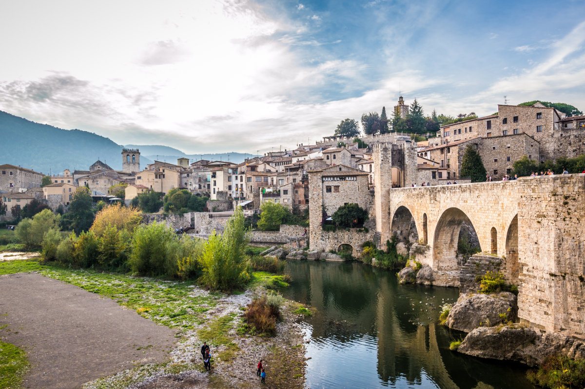 Besalú, un pueblo de otra época. Foto: shutterstock. Besalú, un pueblo de otra época. Foto: shutterstock.