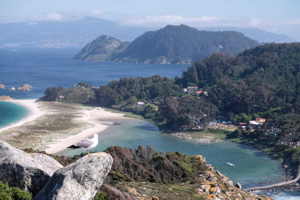 Desde el Mirador el Sillón de la Reina, al fondo el fino puente y la playa que separan dos de las islas. Desde el Mirador el Sillón de la Reina, al fondo el fino puente y la playa que separan dos de las islas.