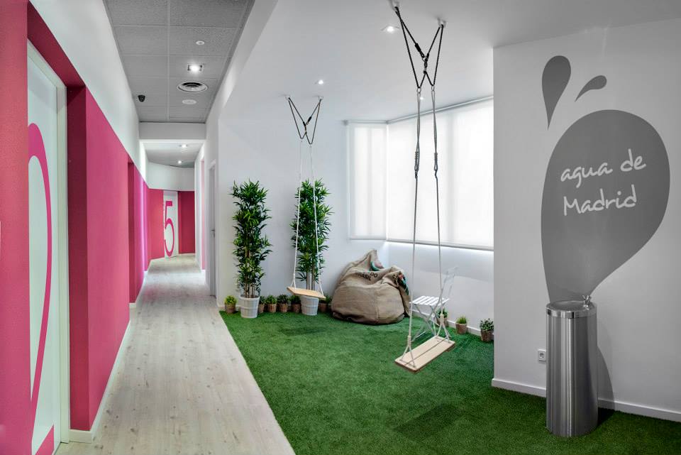 Uno de los pasillos de U Hostels Madrid ¡con columpios incluídos!. Foto: U Hostels. Uno de los pasillos de U Hostels Madrid ¡con columpios incluídos!. Foto: U Hostels.