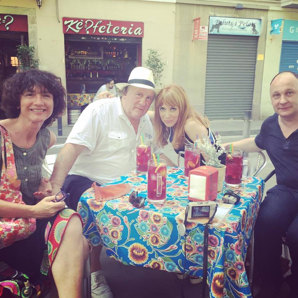 Con Gérard Depardieu tomando algo en La Barceloneta. Con Gérard Depardieu tomando algo en La Barceloneta.