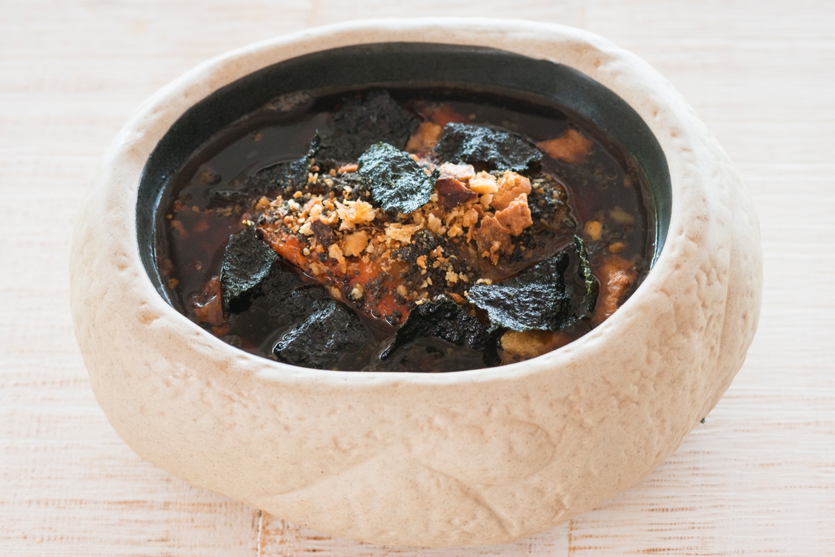 Escalibada a la brasa, jugo de cebolla quemada y cenizas de alga nori. Escalibada a la brasa, jugo de cebolla quemada y cenizas de alga nori.