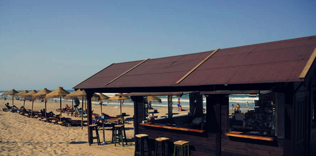Frente a Casa Manolo está su lounge a pie de playa. Foto: Casa Manolo. Frente a Casa Manolo está su lounge a pie de playa. Foto: Casa Manolo.
