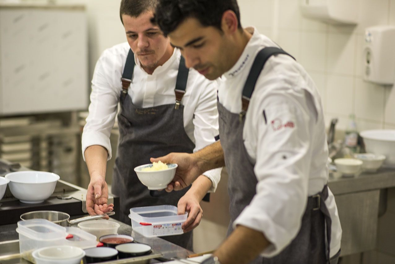 Durante un momento de la demostración ante los visitantes de Gastronomika. Durante un momento de la demostración ante los visitantes de Gastronomika.