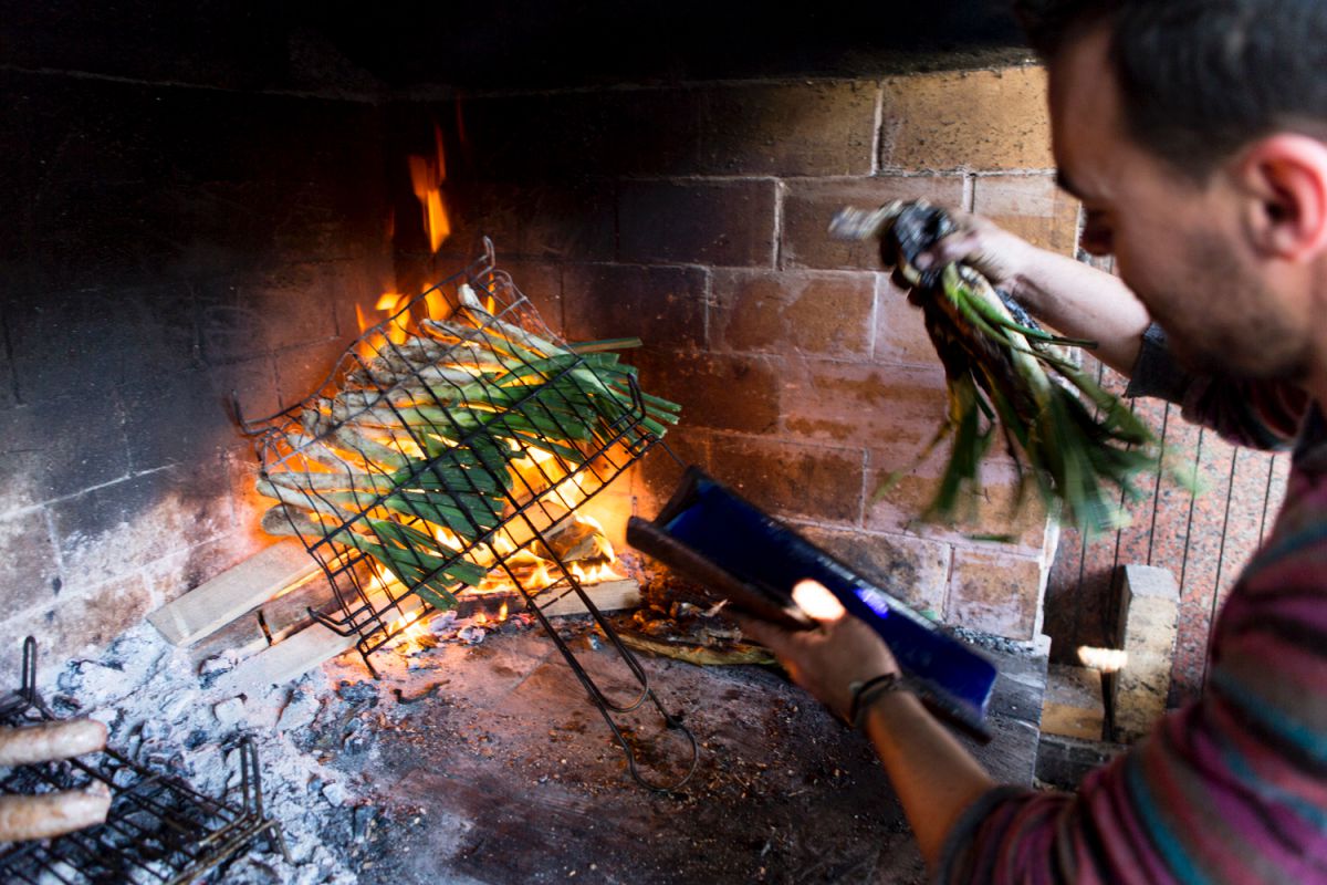 Los 'calçots' del Valls a las llamas vivas. Los 'calçots' del Valls a las llamas vivas.