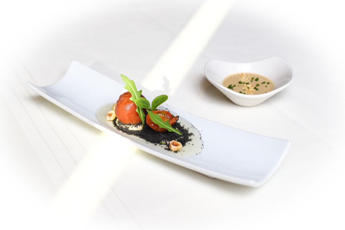 Tomate en diferentes texturas con 'mousse' de anchoas y tierra de aceituna negra. Tomate en diferentes texturas con 'mousse' de anchoas y tierra de aceituna negra.