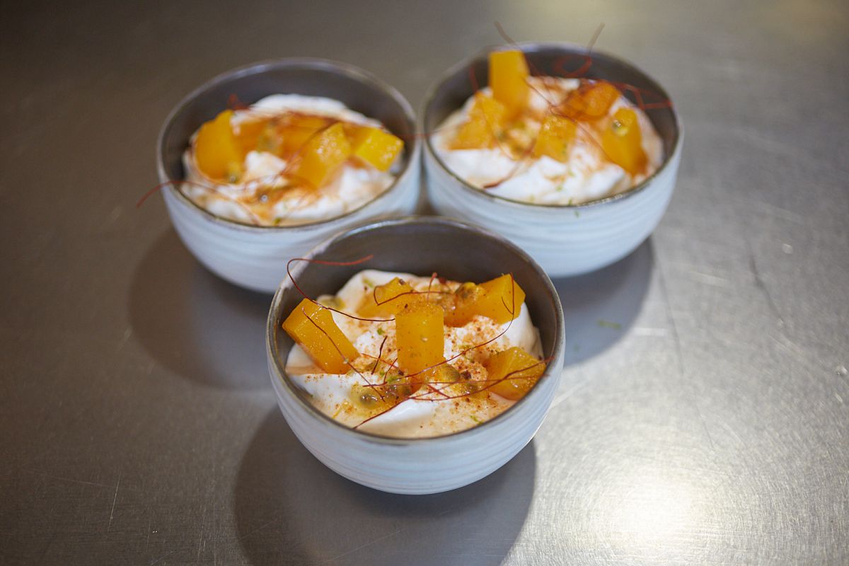 Postre de Mango, Passión, yogur y mezcal del restaurante Direkte Boquería, en Barcelona. Postre de Mango, Passión, yogur y mezcal del restaurante Direkte Boquería, en Barcelona.