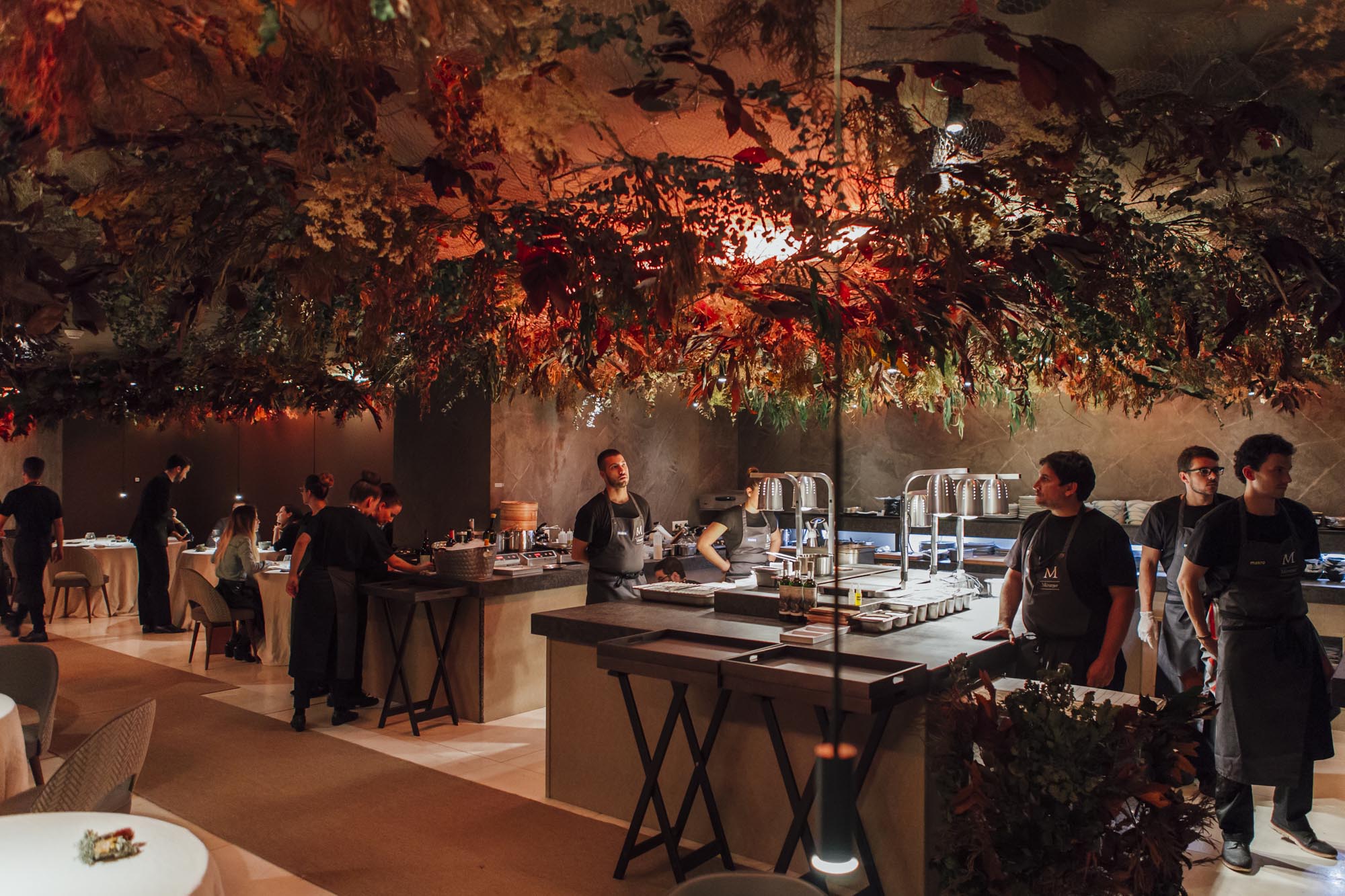 Muchos de los platos se terminan frente al comensal, en la cocina vista del restaurante. Muchos de los platos se terminan frente al comensal, en la cocina vista del restaurante.