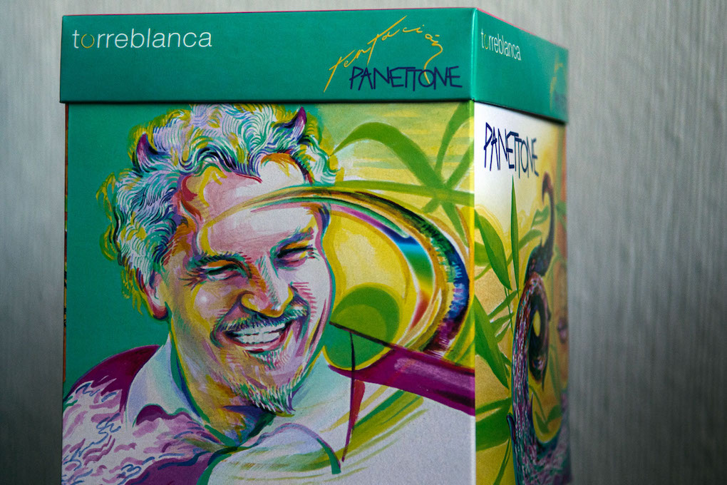 La característica caja del panettone con una ilustración de Torreblanca con cuernos de diablo. La característica caja del panettone con una ilustración de Torreblanca con cuernos de diablo.