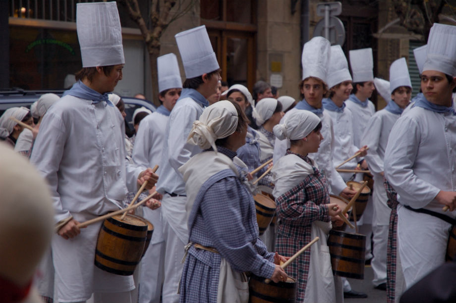 Cocineros con sus barriles durante la tamborrada Foto: Estitxu. Cocineros con sus barriles durante la tamborrada Foto: Estitxu.