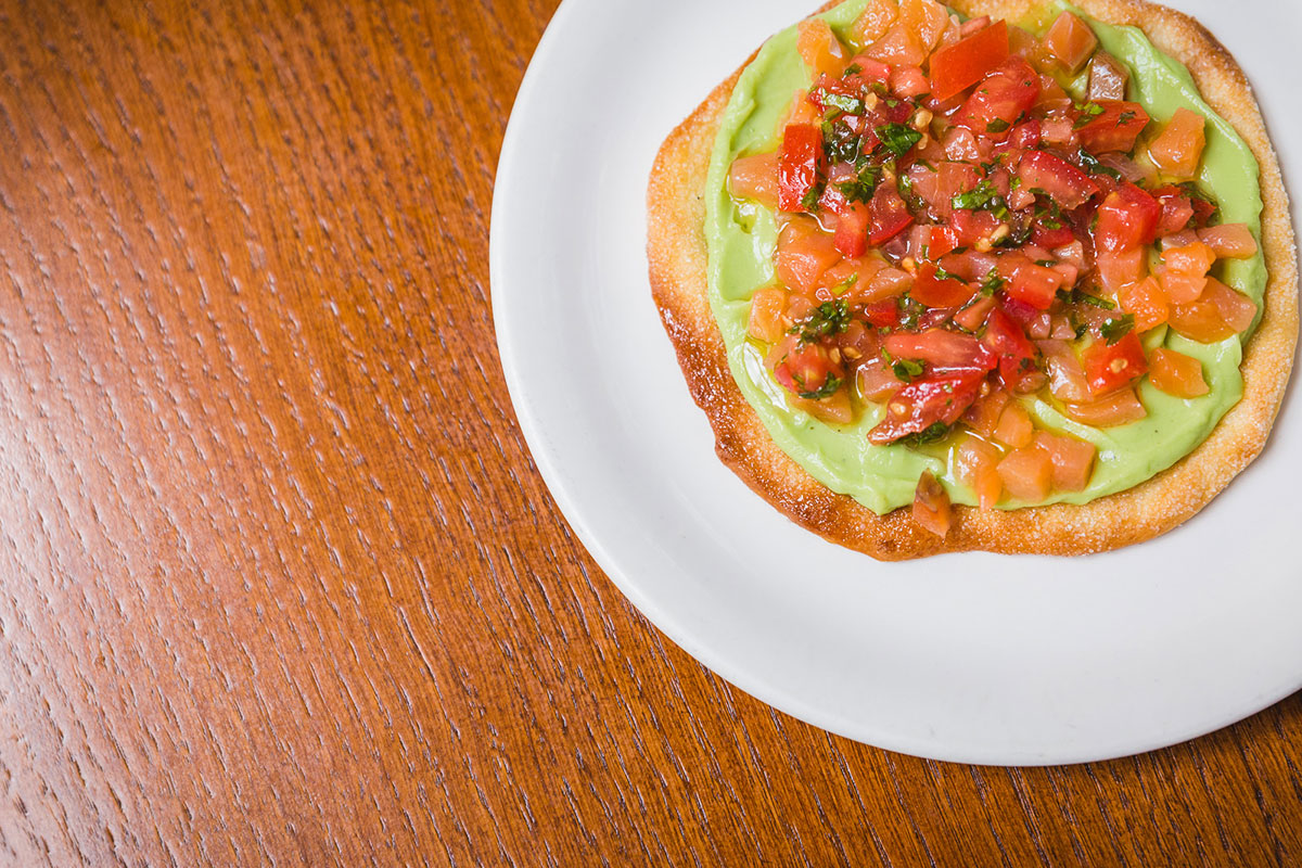 En 'La Barandilla', la torta es de crema de aguacate y el salmón marinado sobre una torta de naranja. En 'La Barandilla', la torta es de crema de aguacate y el salmón marinado sobre una torta de naranja.