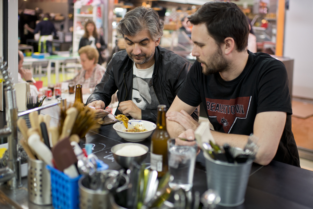 Dos amigos comparten en la barra unos dumplings de cine. Dos amigos comparten en la barra unos dumplings de cine.