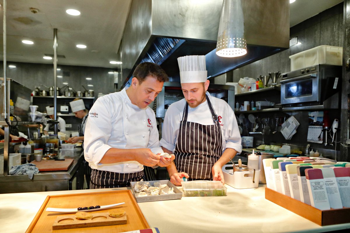 Restaurante 'El Portal de Echaurren'. Francis Paniego preparando uno de los platos en cocina. Restaurante 'El Portal de Echaurren'. Francis Paniego preparando uno de los platos en cocina.