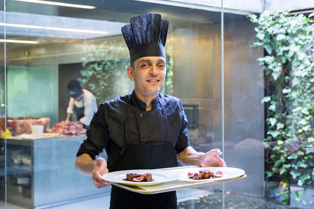 Uno de los cocineros muestra los platos del restaurante Les Cols, en Olot, Girona. Foto: Kristin Block Uno de los cocineros muestra los platos del restaurante Les Cols, en Olot, Girona. Foto: Kristin Block
