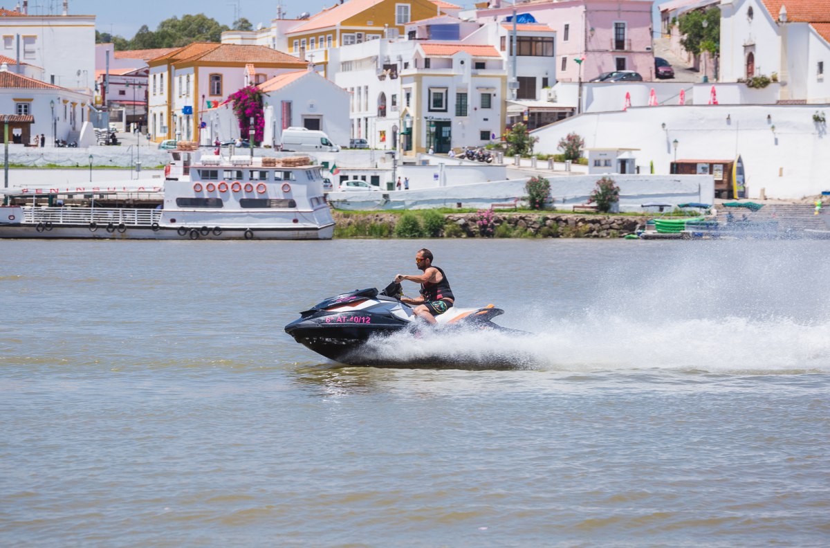 La moto acuática te permite recorrer buena parte del Guadiana a toda velocidad. La moto acuática te permite recorrer buena parte del Guadiana a toda velocidad.
