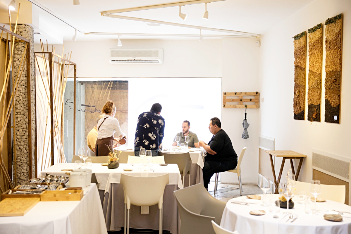 Toda la decoración del restaurante está inspirada en la naturaleza. Toda la decoración del restaurante está inspirada en la naturaleza.