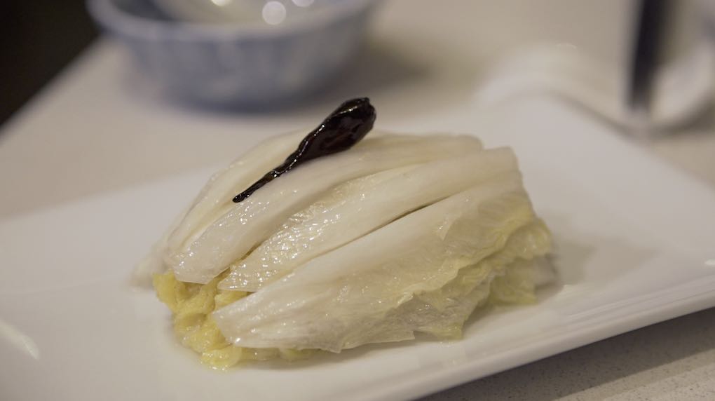 Un plato a base de col china espectacular. Un plato a base de col china espectacular.