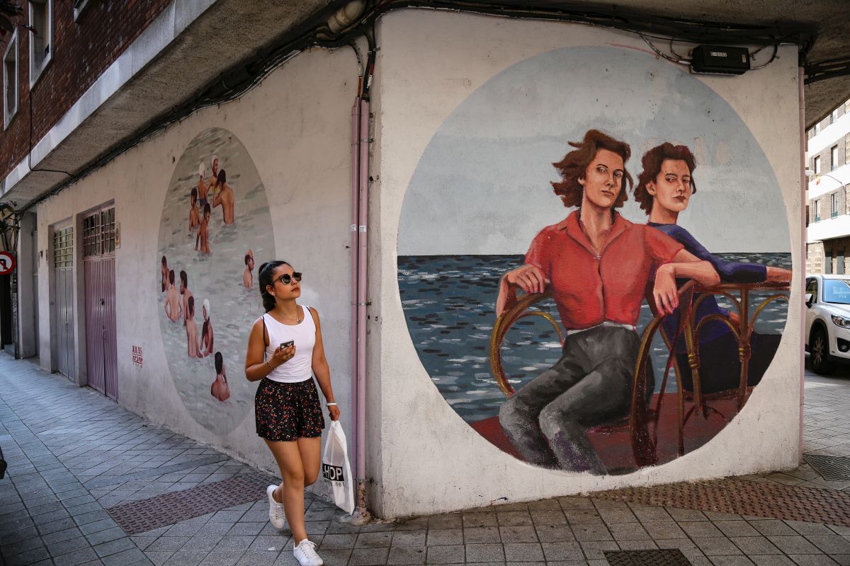 El mobiliario urbano del Barrio del Oeste se convierte en lienzos para artistas jóvenes y consagrados. El mobiliario urbano del Barrio del Oeste se convierte en lienzos para artistas jóvenes y consagrados.