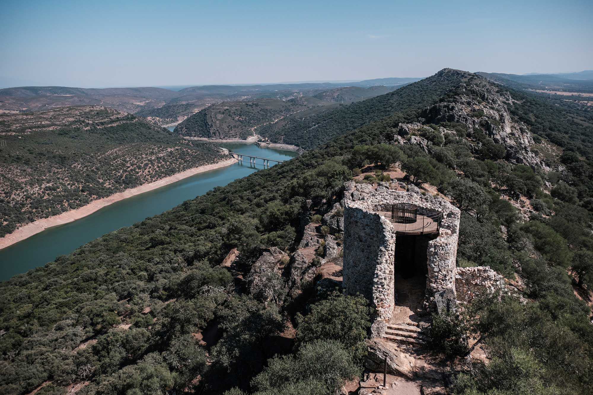 Desde el Castillo de Monfragüe también se puede ver por donde navega el barco. Desde el Castillo de Monfragüe también se puede ver por donde navega el barco.
