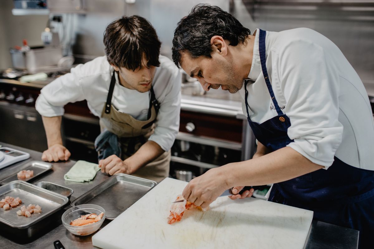El chef Javier Olleros quita la piel a un bogavante ante la mirada de un miembro del equipo de cocina del restaurante 'Culler de Pau', O Grove, Pontevedra. El chef Javier Olleros quita la piel a un bogavante ante la mirada de un miembro del equipo de cocina del restaurante 'Culler de Pau', O Grove, Pontevedra.