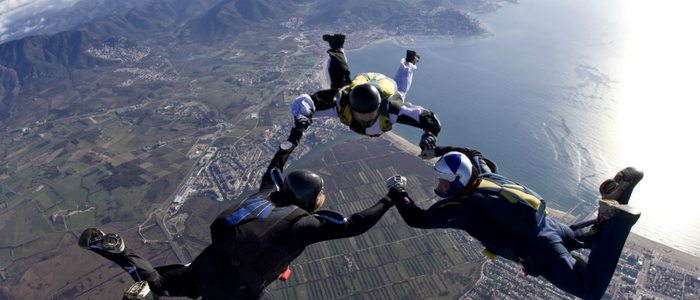 Empuriabrava es uno de los destinos elegidos por muchos para hacer paracaidismo. Empuriabrava es uno de los destinos elegidos por muchos para hacer paracaidismo.