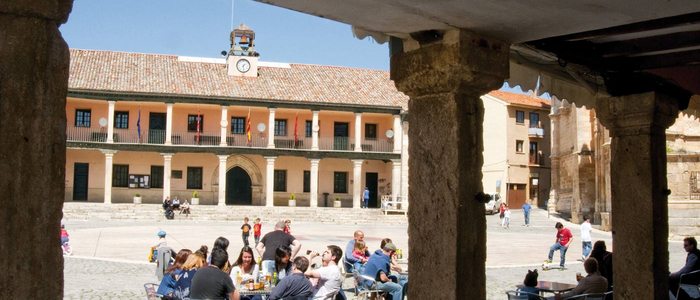 Plaza Mayor de Torrelaguna desde los sosportales. Plaza Mayor de Torrelaguna desde los sosportales.